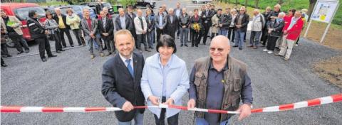 Der Platz ist in Betrieb: v.l.: BM Thomas Ahls, Ortsvorsteherin Karin von der Horst und Platzwart Wolfgang Kottwitz. Foto: Markus Joosten