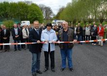 Der Weg ist frei: Mit einem Scheren-Schnitt trennten (v.l.) Bürgermeister Thomas Ahls, Ortsvorsteherin Karin von der Horst und Platzwart Wolfgang Kottwitz das Flatterband über der Zufahrt zum Reisemobil-Stellplatz. Foto: Ostermann